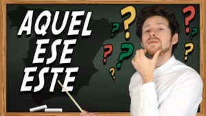 Miniature de vidéo avec une photo de Pierre et le titre « aquel - ese - este », avec un tableau d'école en arrière plan, illustrant un article Holamigo