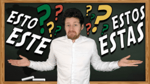 Miniature de vidéo avec une photo de Pierre et les mots « esto - este - estos - estas » écrits, pour illustrer un article Holamigo