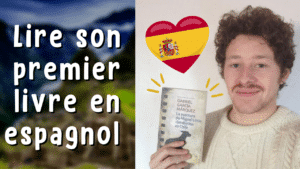 Illustration d'un article Holamigo avec Pierre qui tient un livre en espagnol à droite et le titre « Lire son premier livre en espagnol » à gauche