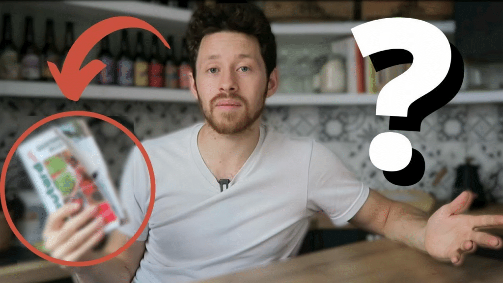 Miniature de vidéo avec une photo de Pierre qui tient un guide de voyage dans la main à côté d'un point d'interrogation, illustrant un article Holamigo