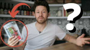 Miniature de vidéo avec une photo de Pierre qui tient un guide de voyage dans la main à côté d'un point d'interrogation, illustrant un article Holamigo