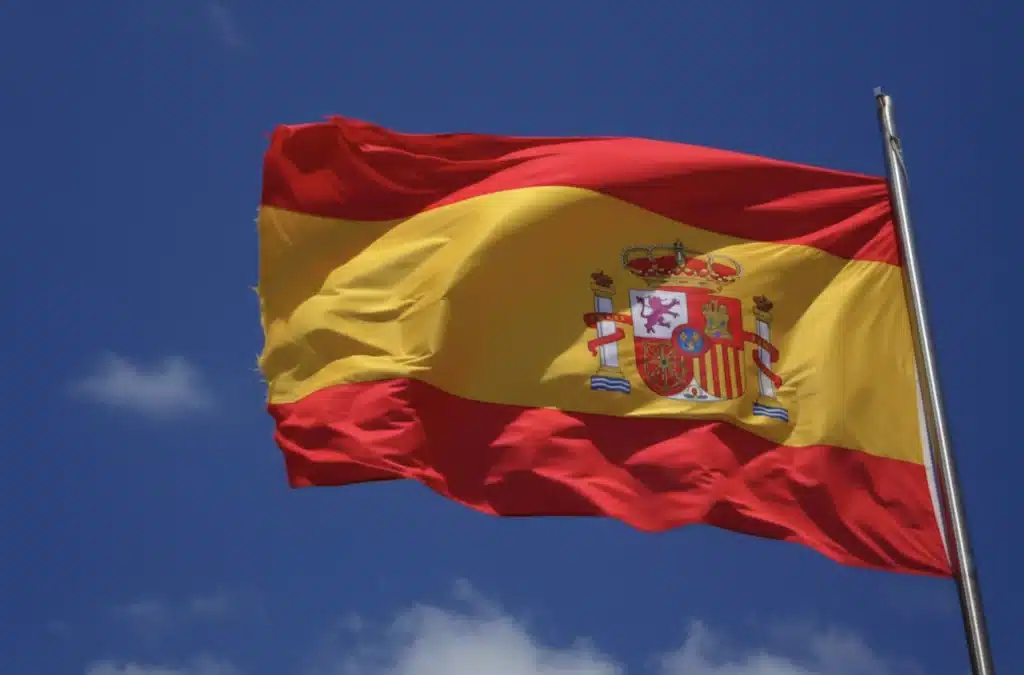 Photo du drapeau espagnol volant au vent